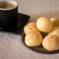 Pão de queijo com café ao.lado