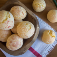 Pão de queijo numa mesa rústico 